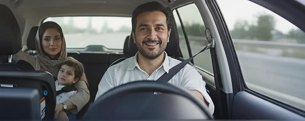 خانواده در خودرو؛ راننده لبخند می‌زند